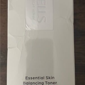 Essential Skin Balancing Toner — White
